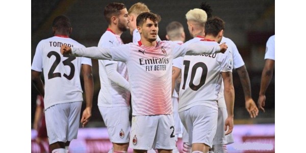 Zlatan Ibrahimović attende finalmente la rapida crescita dei giocatori dell'AC Milan